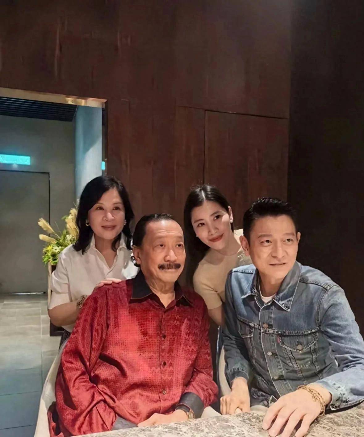 舅舅顶级排场设宴身家52亿跻身富豪榜开元ky棋牌刘德华陪妻返马探亲！亿万(图1)